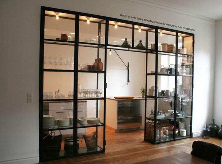 Lemari kaca yang menyerupai gerbang masuk